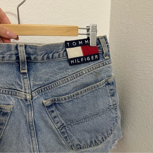 Tommy Hilfiger Vintage Distressed Cut Off Denim Shorts Light Wash Size 31 Waist - Picture 6 of 10